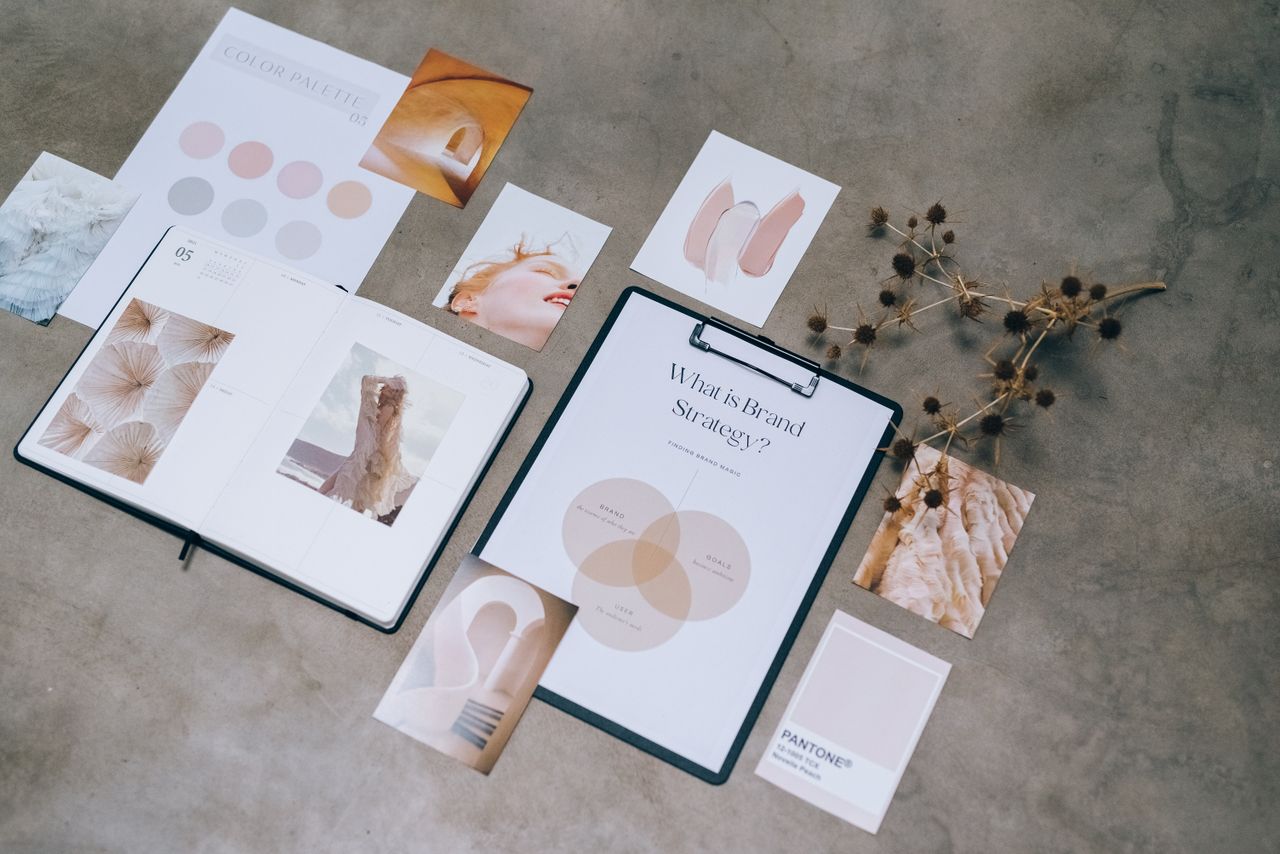 services-02 Flat lay of branding strategy materials with moodboard and color palette for creative design.